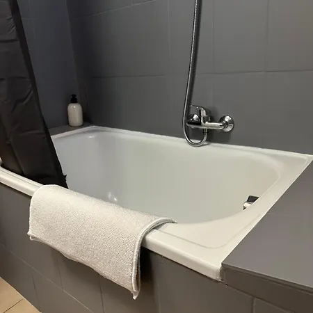 T2 Avec Terrasse Privee, 4 Couchages, Proche De La Cure Thermale, Centre-ville Διαμέρισμα *